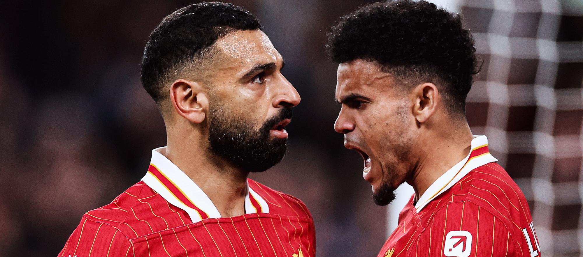 Mohamed Salah, autor del gol del triunfo del Liverpool, celebra con el colombiano Luis Díaz.