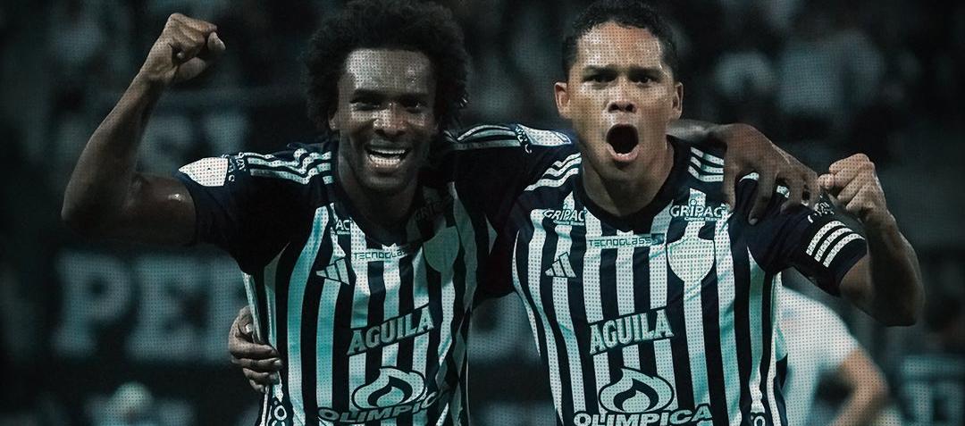 Didier Moreno celebrando el empate con Carlos Bacca. 