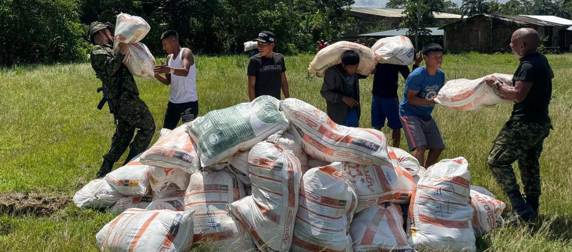 Militares mientras alistan más de 300 kits de ayudas humanitarias. 