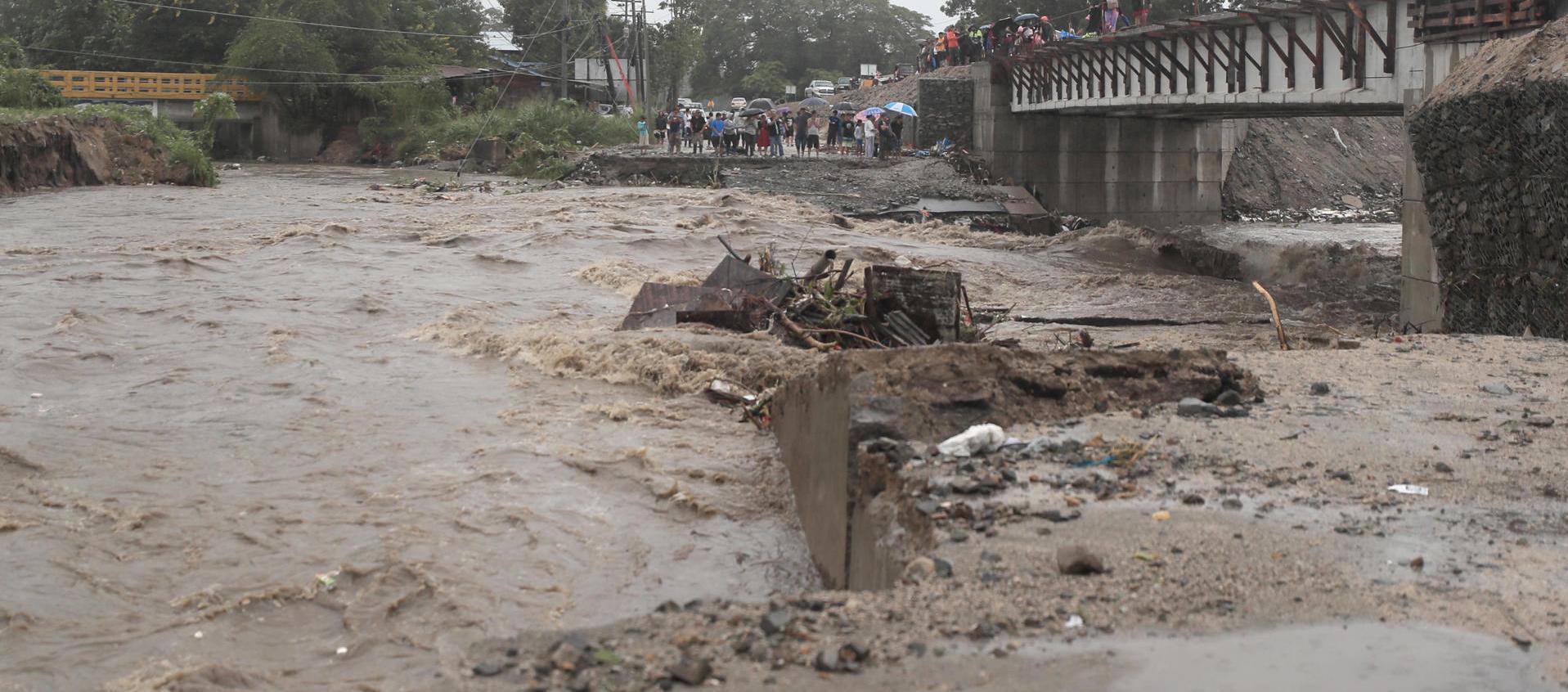 Crecida de un río por el paso de la tormenta Sara, este sábado en San Pedro Sula.