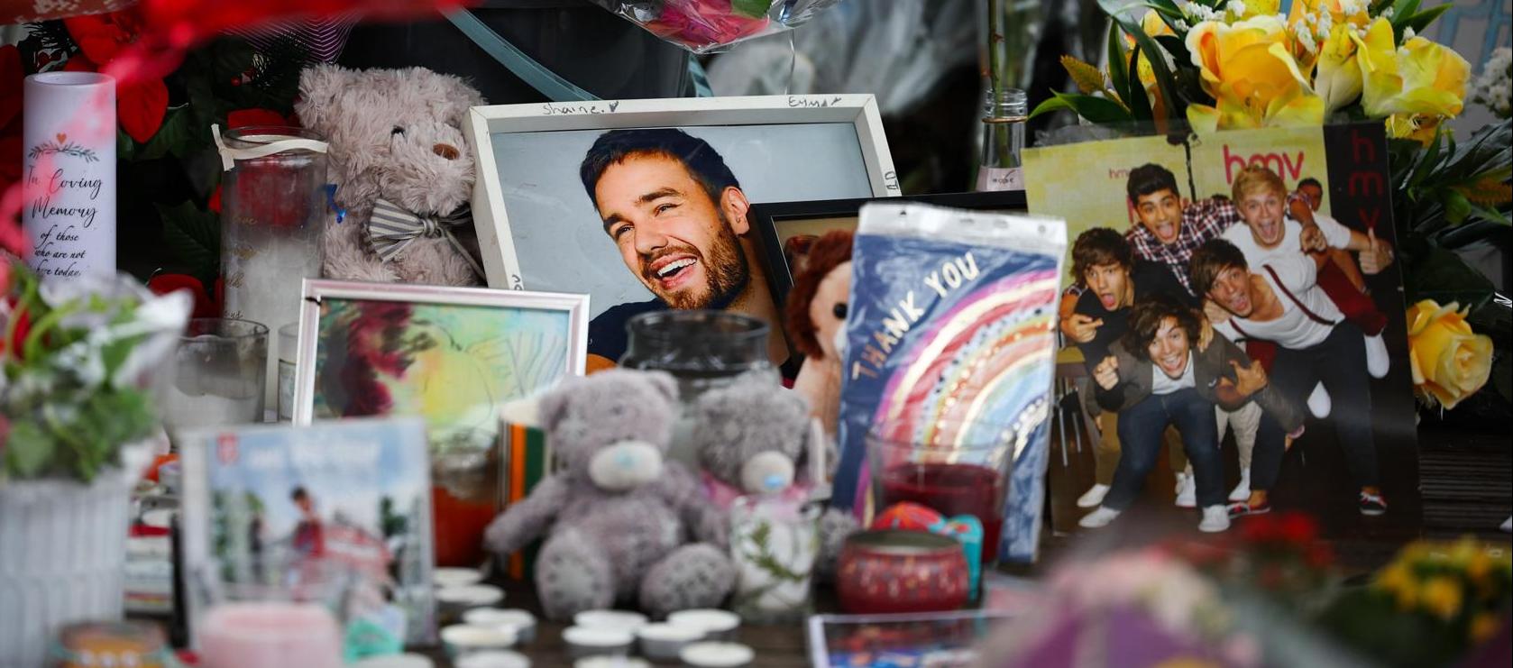 Homenaje a Liam Payne en el quiosco de West Park en Wolverhampton, Gran Bretaña. 