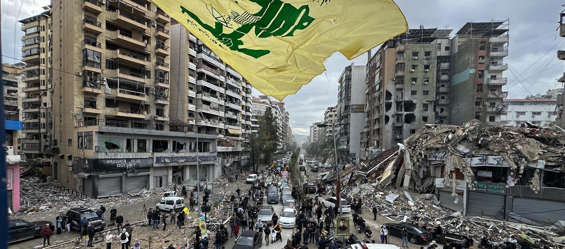 Los libaneses celebran la entrada en vigor del alto el fuego con Israel, en el distrito de Dahieh, en el sur de Beirut.