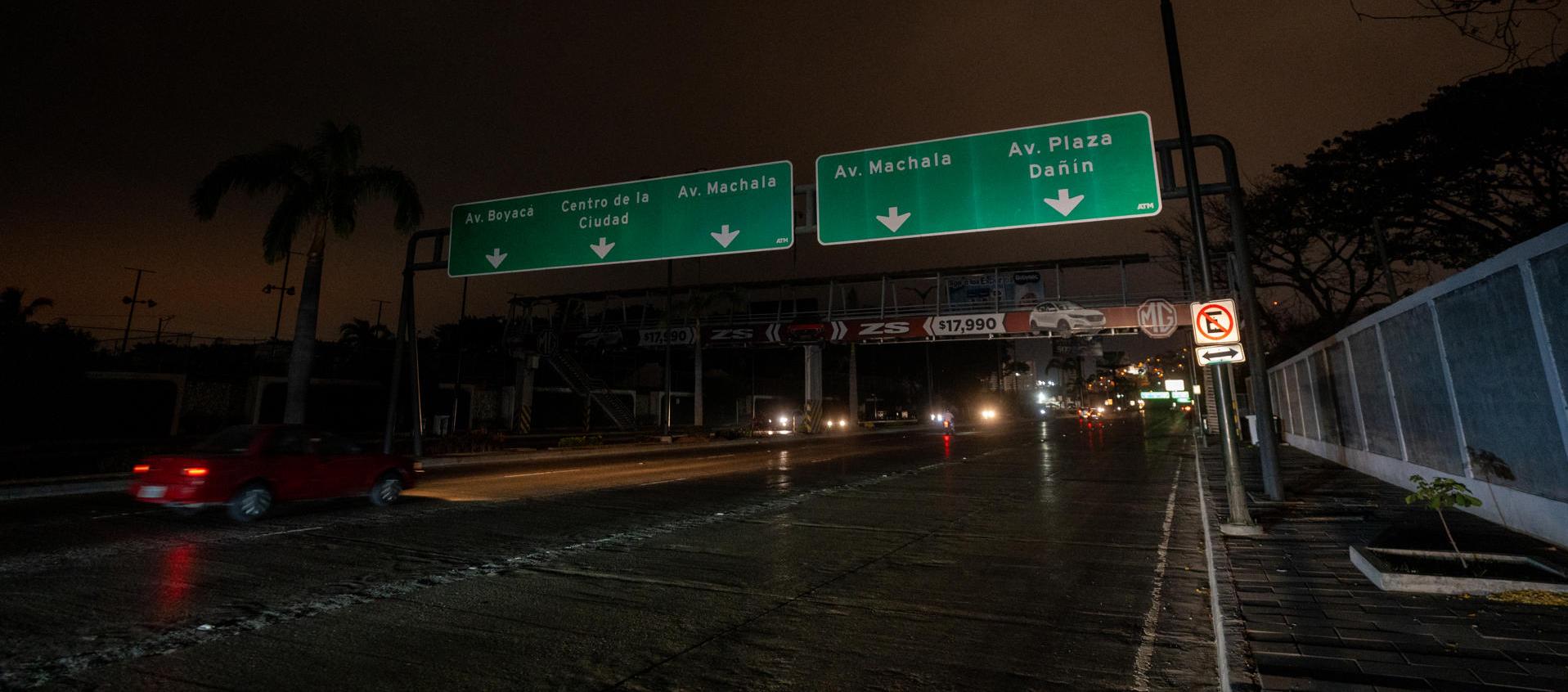 Un sector de Guayaquil sin luz el pasado domingo.