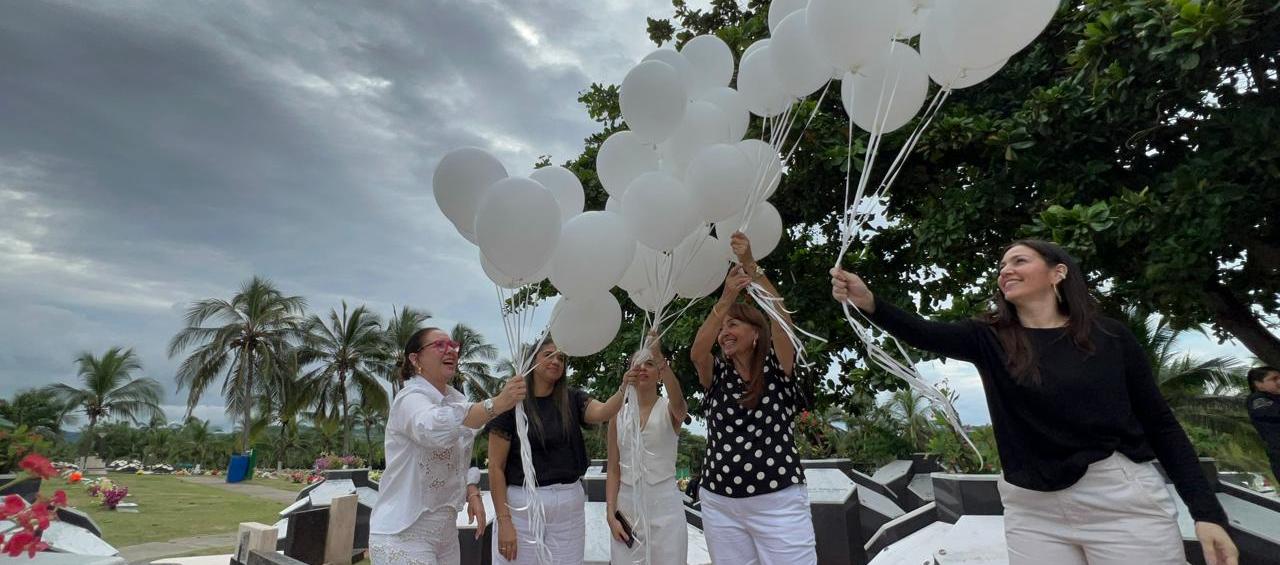 Esposa del Joe y familiares lanzaron globos al cielo.