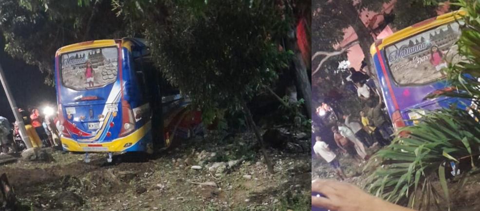 El bus quedó en una zona enmontada a un lado de la vía. 