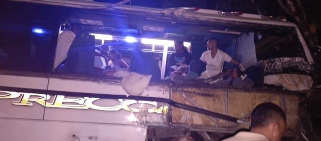 Así terminó el bus de turismo.