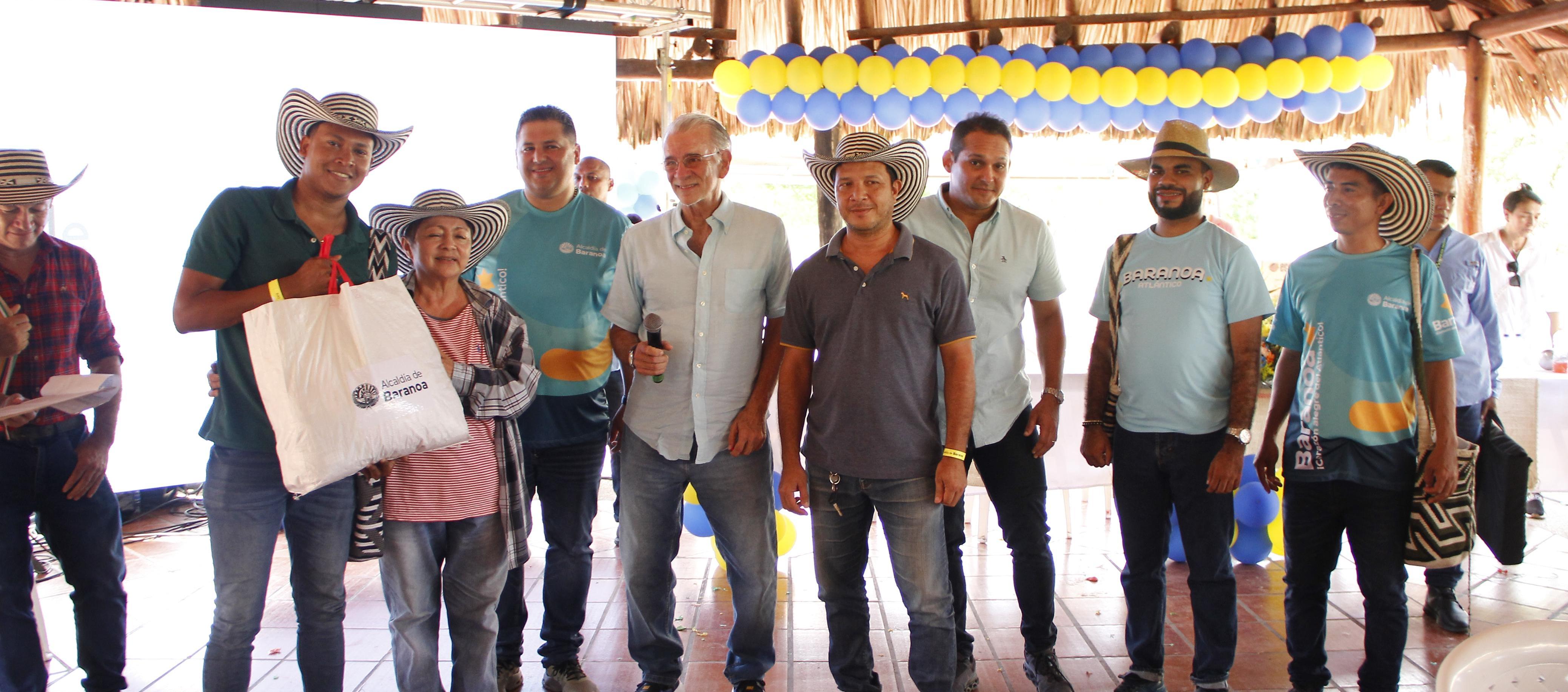 El alcalde Edinson Palma, el gobernador Eduardo Verano y los beneficiarios.