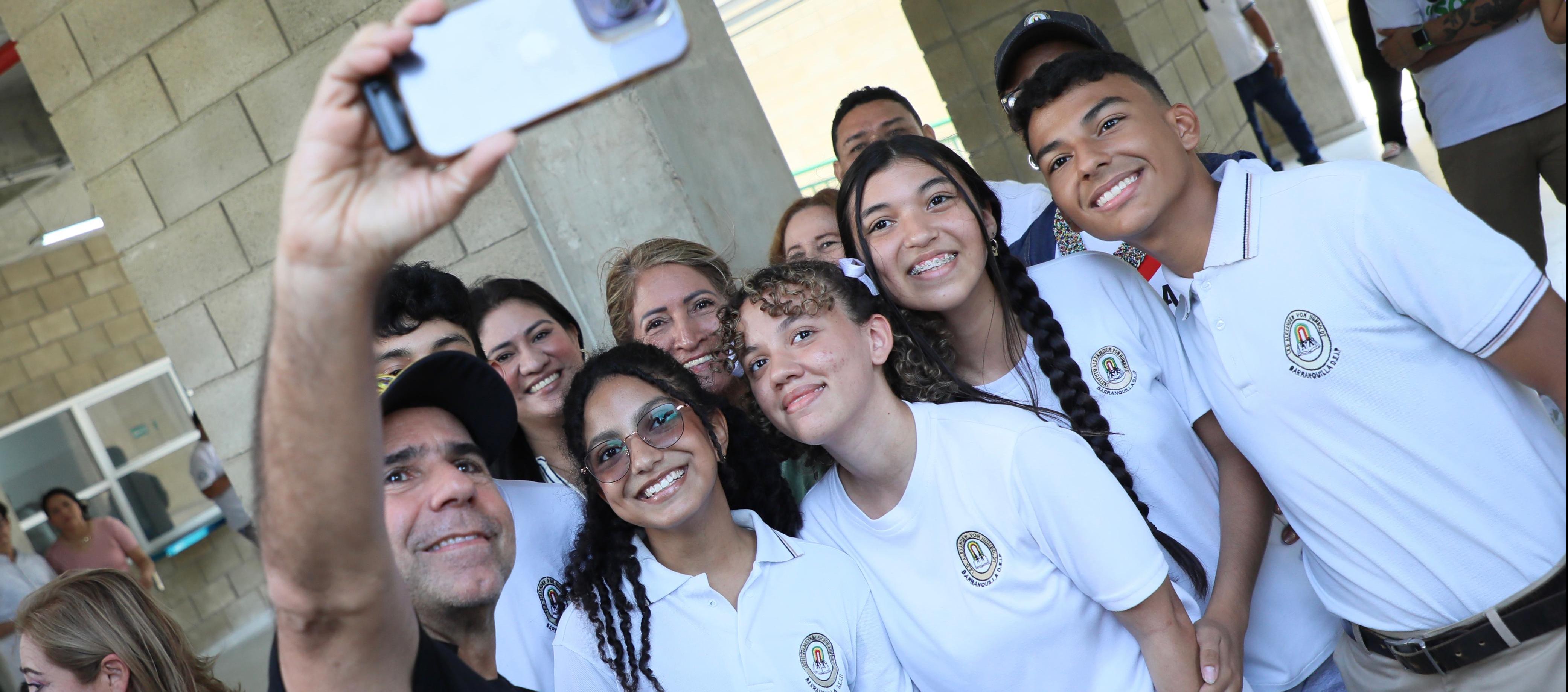 Alcalde Alejandro Char con estudiantes.