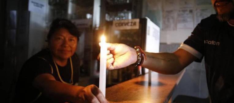 Ecuador vive jornadas diarias de apagones por la crisis eléctrica. 