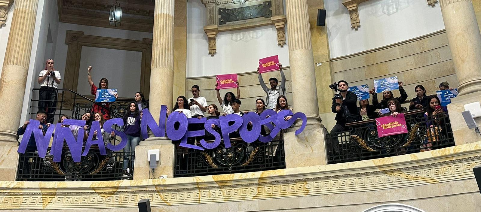 Asistentes en el Congreso celebran la aprobación de la mencionada ley. 