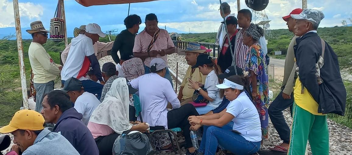 Los bloqueos por parte de la comunidad persisten en la vía férrea. 