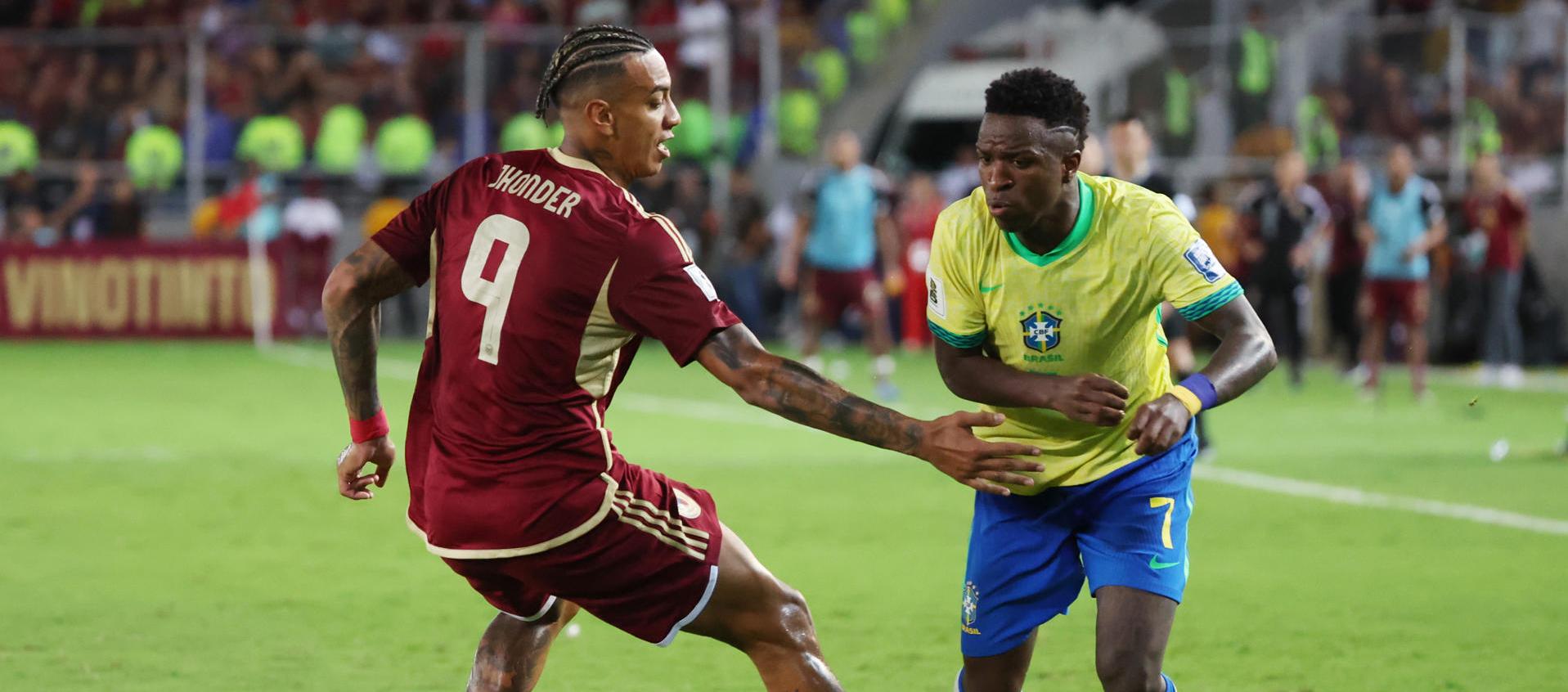 Vinícius Jr. enfrentando a un rival venezolano.