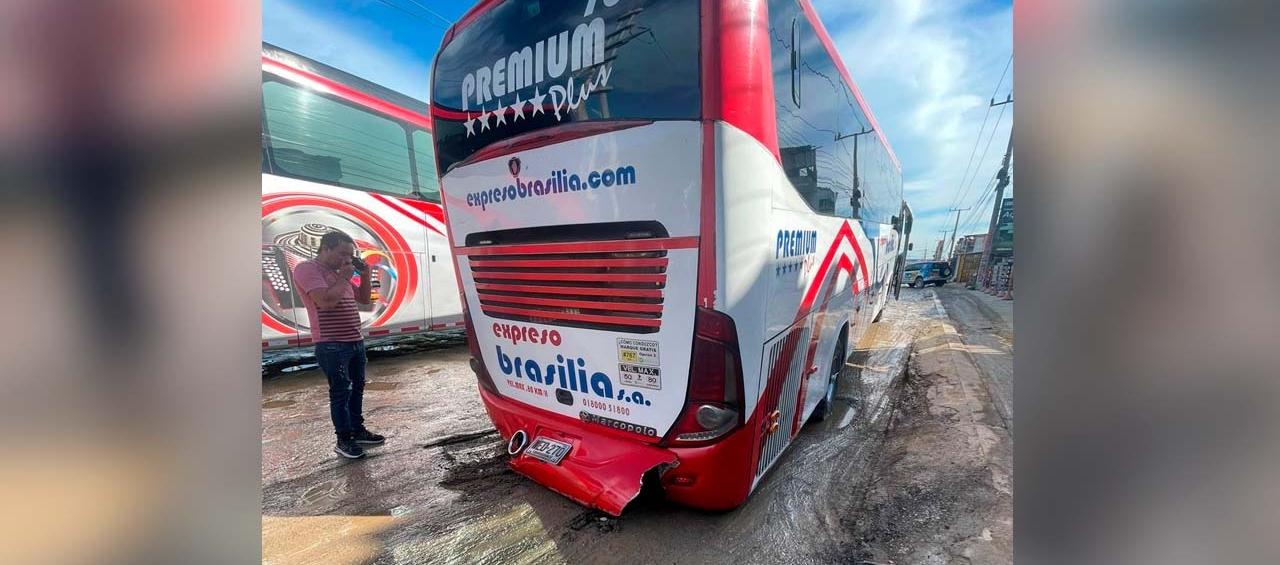 El bus de Brasilia atascado este martes en el tramo en mal estado de la Circunvalar. 