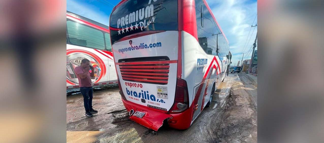 El bus de Brasilia atascado este martes en el tramo en mal estado de la Circunvalar.
