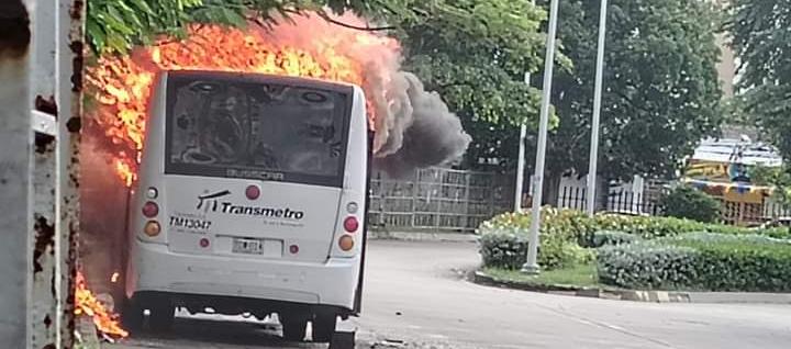 El busetón incendiado.