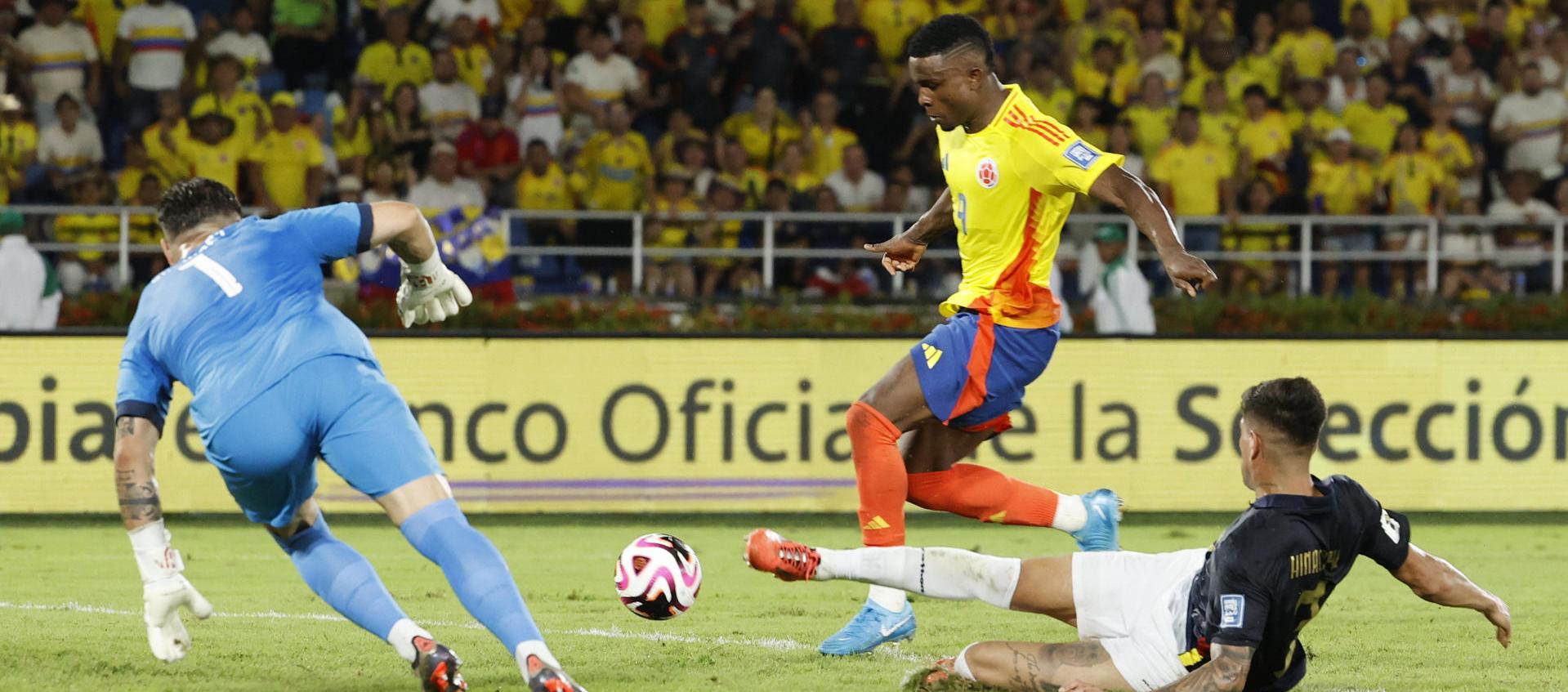 Jhon Córdoba desperdició varias oportunidades de gol.