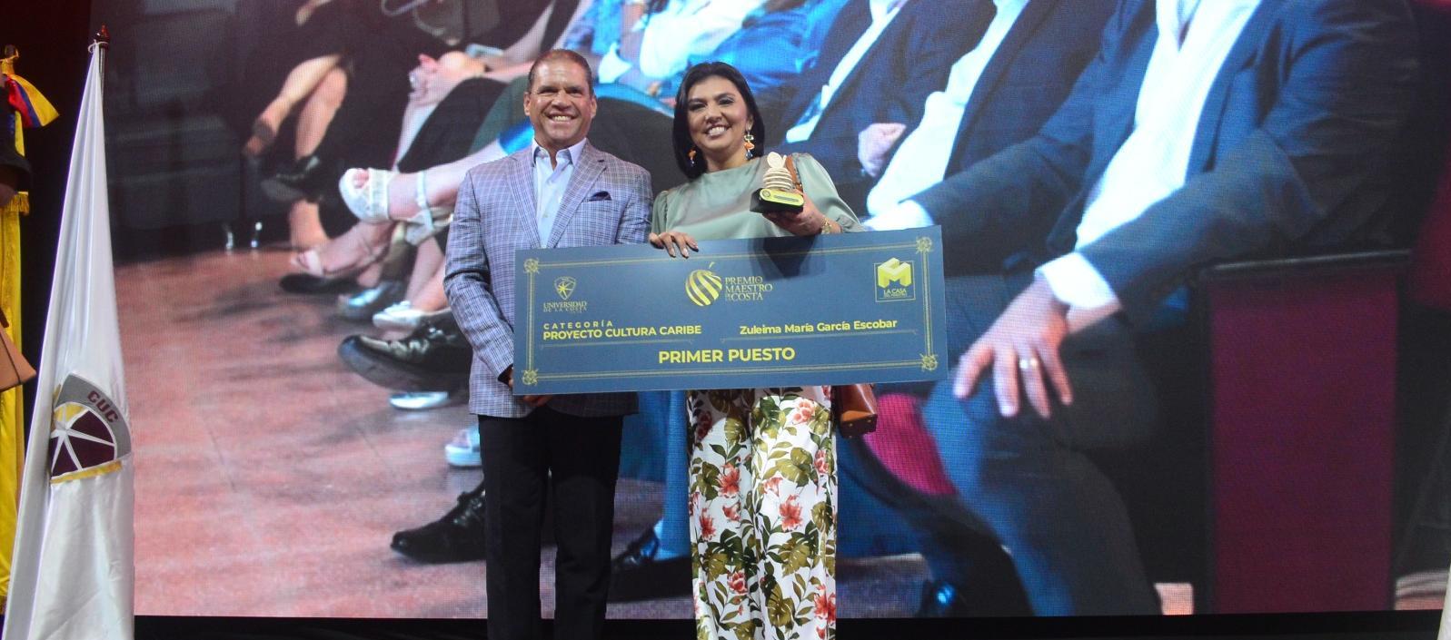 El rector de la Universidad de la Costa, Eduardo Crissien, y el primer puesto del 2023, Zuleima García.