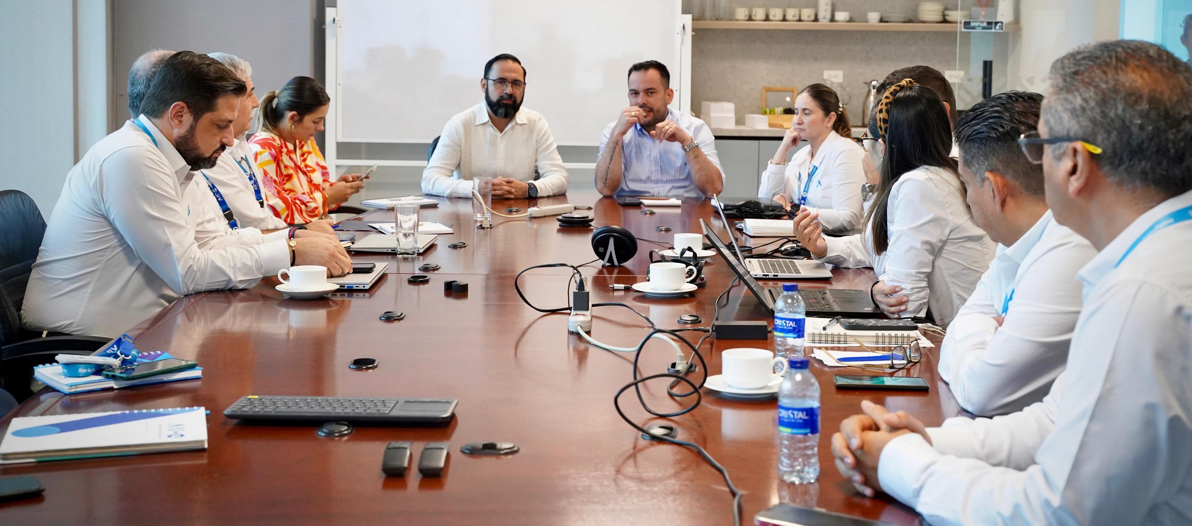 Imagen de la reunión de MinMinas Andrés Camacho con el agente Edwin Palma.