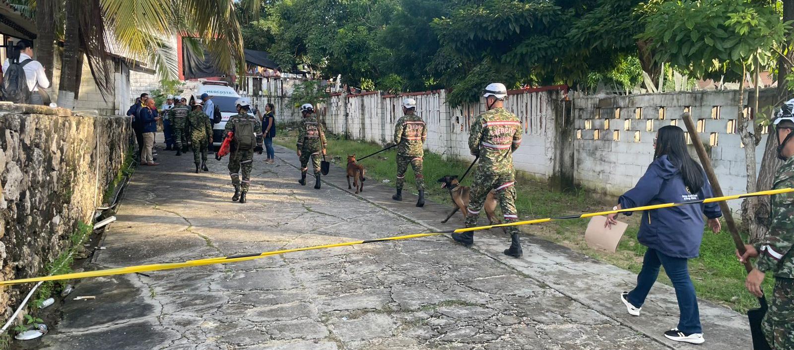Uniformados buscan junto a los caninos a mujer atrapada.