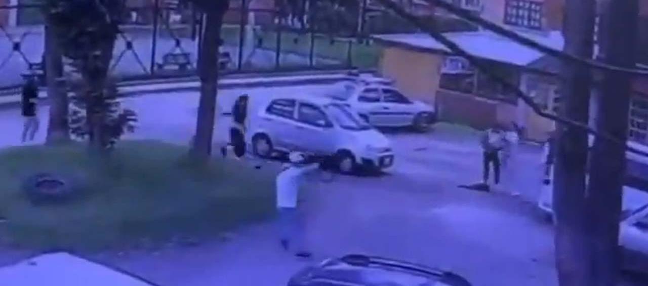 Momento en que Juan Felipe Rincón es amenazado con una pistola.