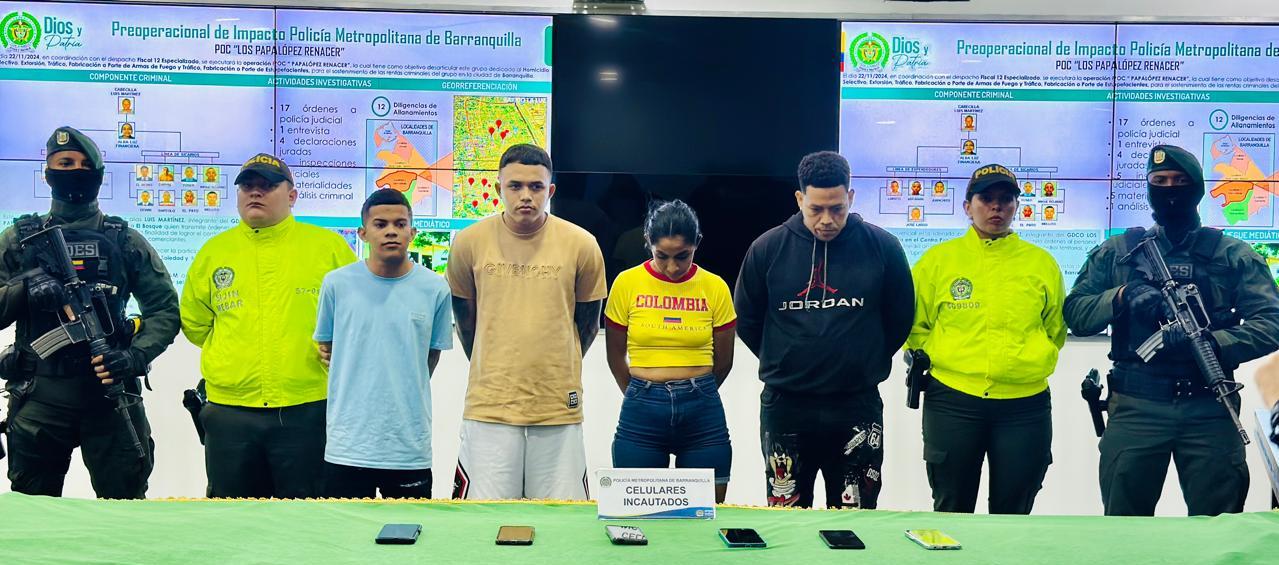 Un grupo de los capturados presentado por las autoridades.