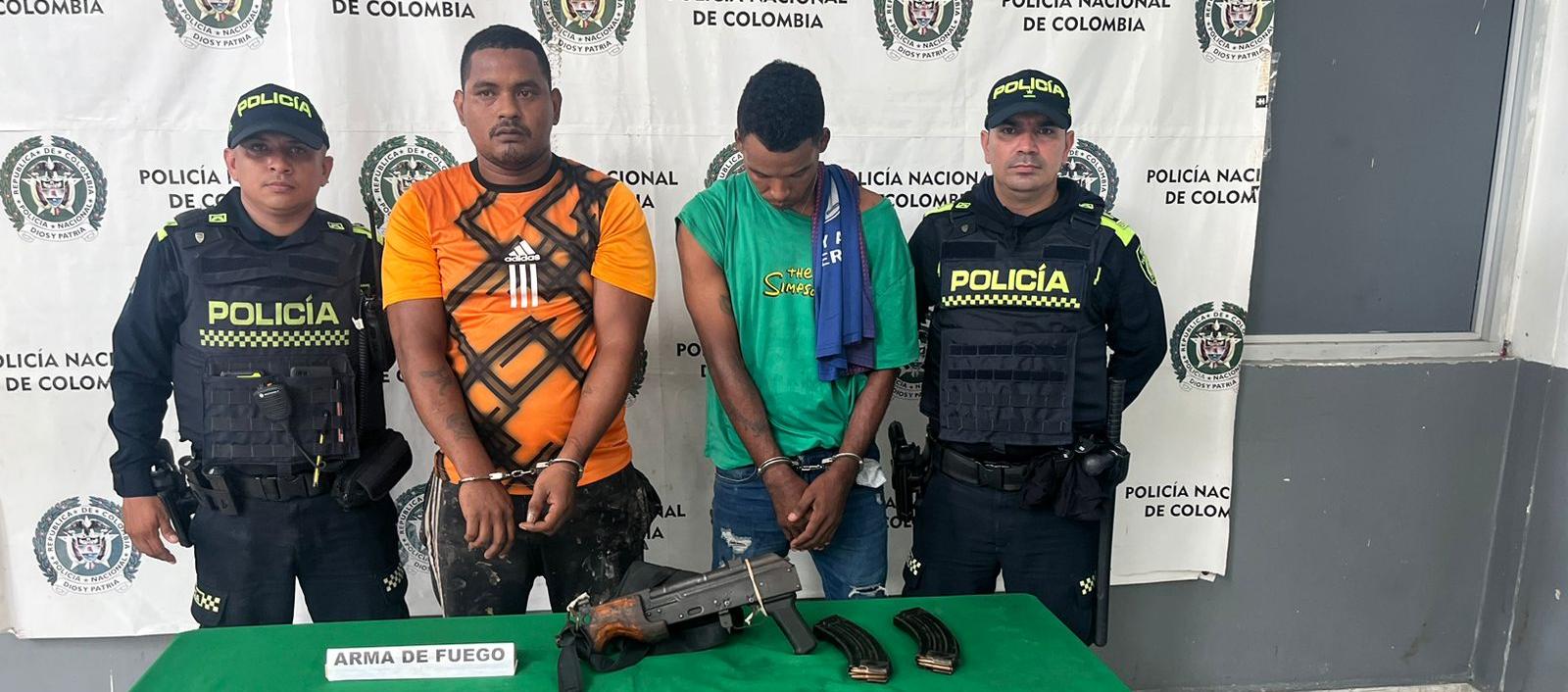 Los dos capturados con el fusil AK47. 