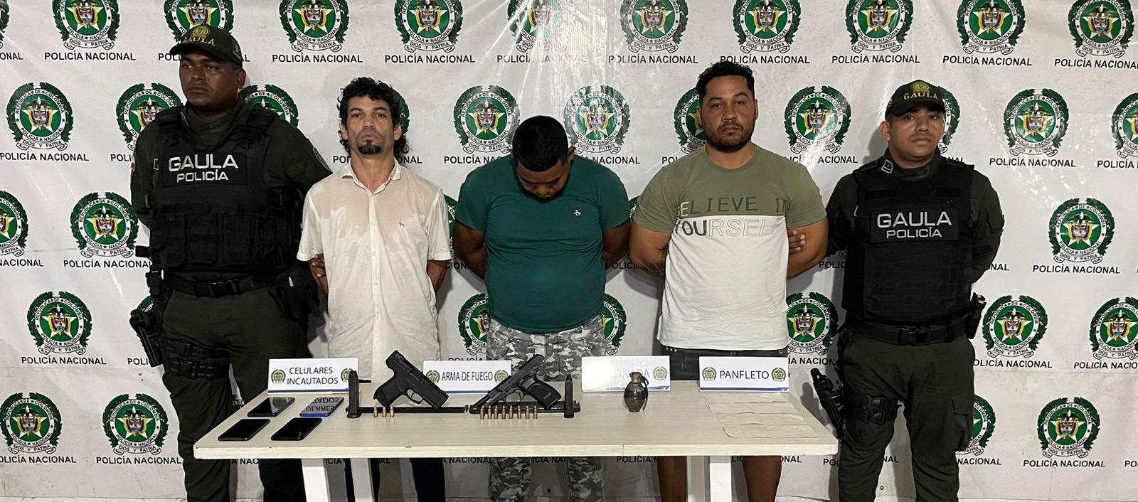 Los tres capturados por parte del Gaula de la Policía.