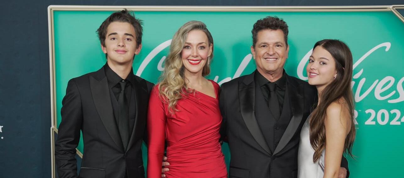 Carlos Vives acompañado de su familia 