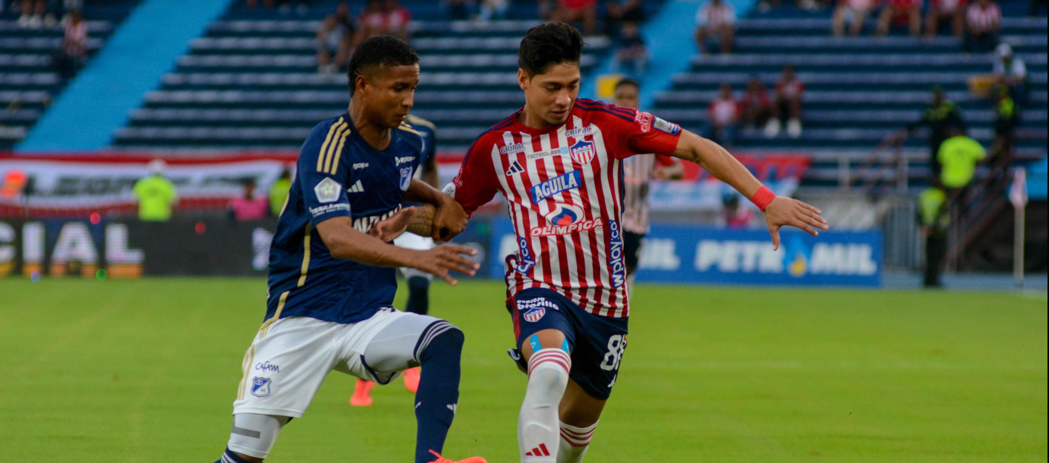 Brayan Castrillón con la esférica.