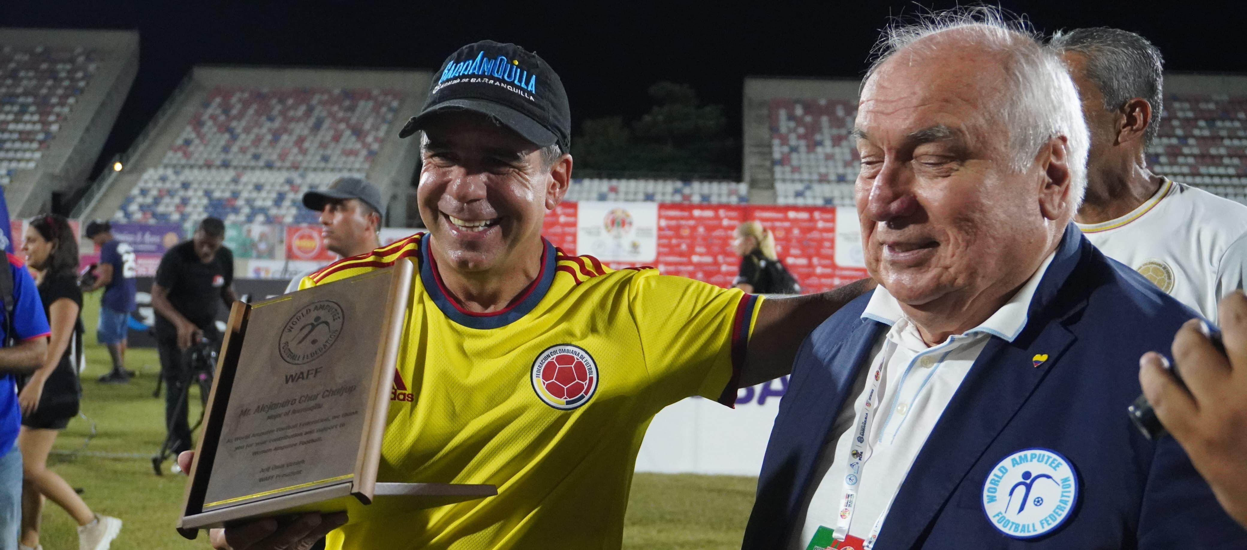 El Alcalde Alejandro Char entregó las medallas y el trofeo de campeón.