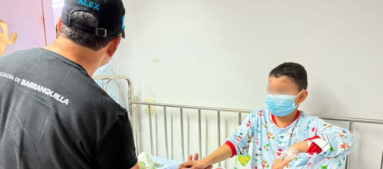 El Alcalde de Barranquilla, Alex Char, con uno de los menores heridos.