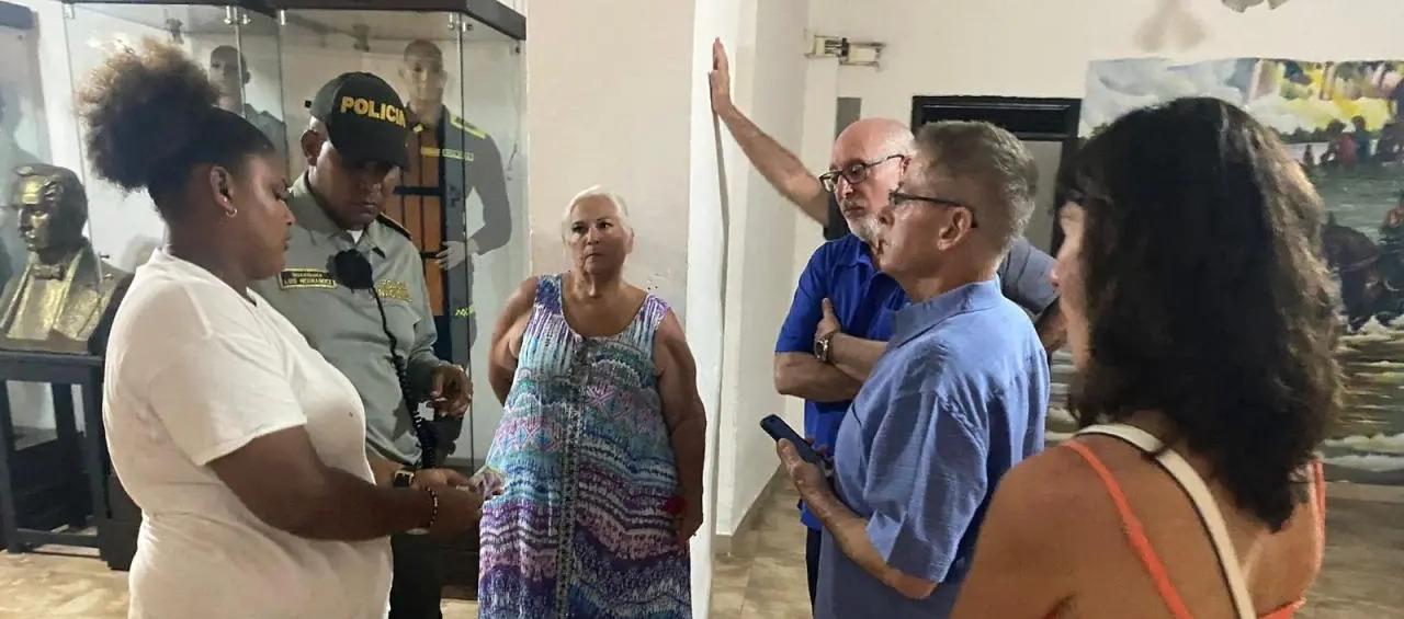 Conductora de vehículo de tracción animal con turistas en la Estación de Policía.