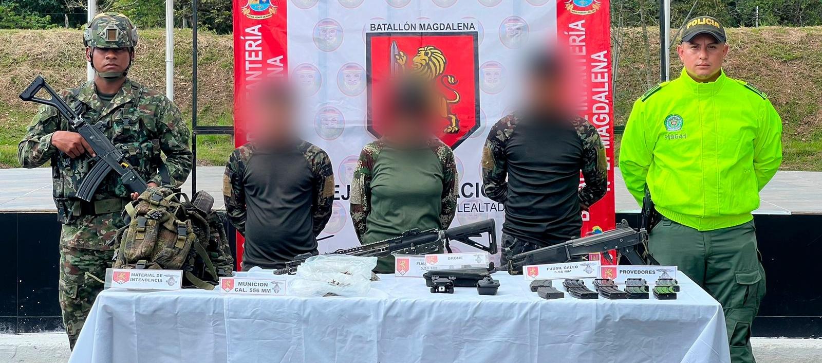 Capturados junto a las autoridades.