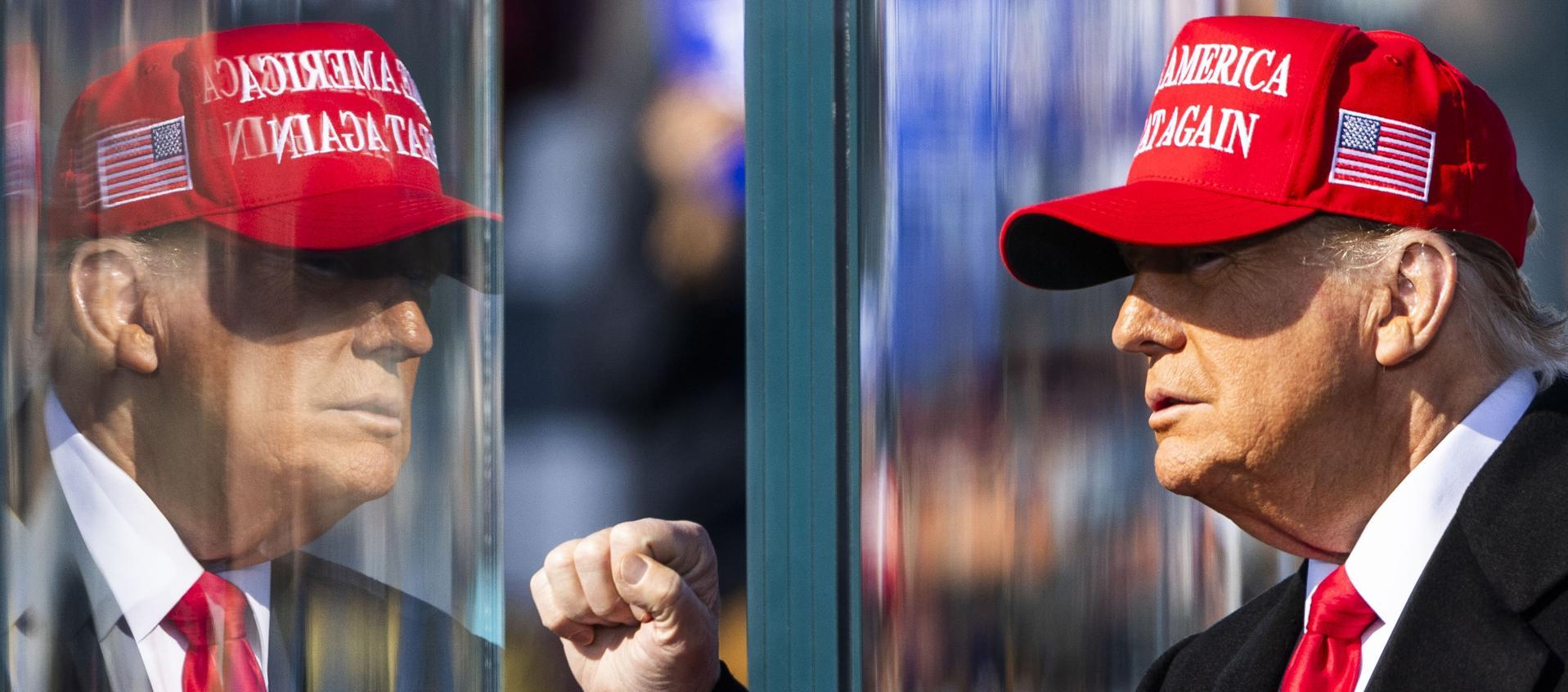 Donald Trump con su tradicional gorra.