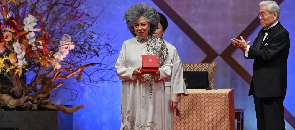 Doris Salcedo en el ceremonia de premiación.