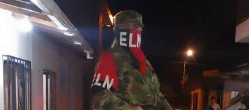 Funcionaria disfrazada como guerrillera del ELN.