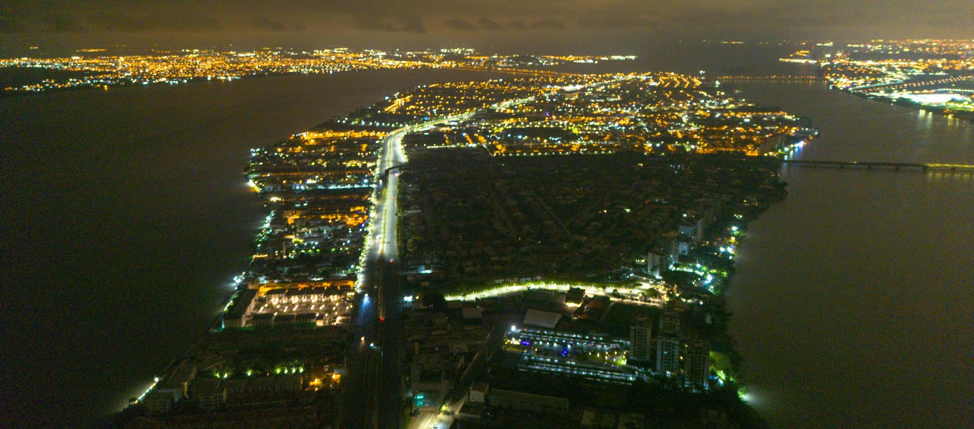 Fotografía aérea de sectores sin luz en Guayaquil.