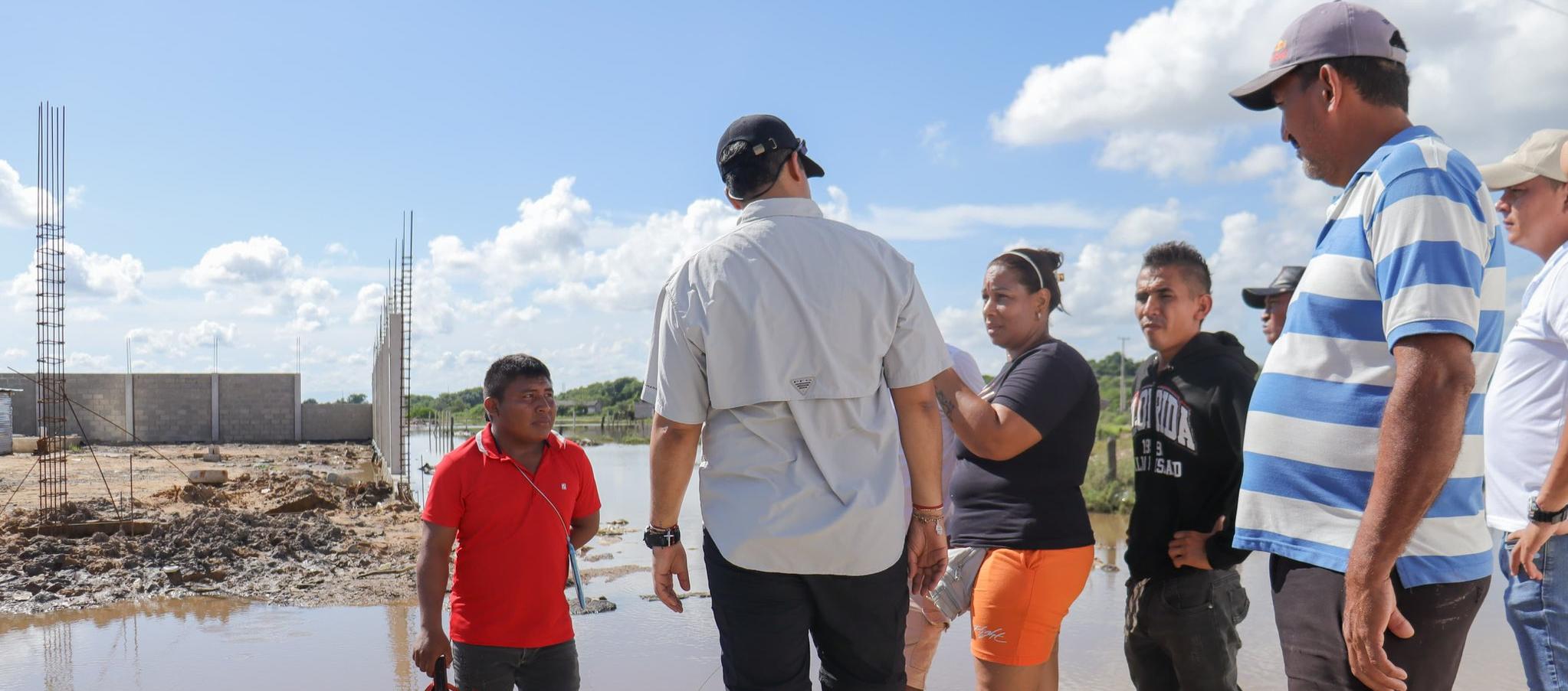 El gobernador con la comunidad afectada por inundaciones.