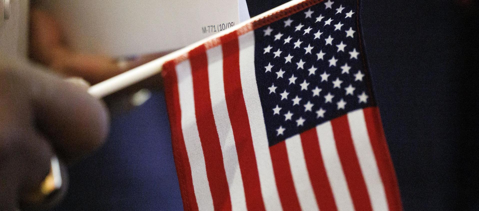 Votantes eligen entre Donald Trump y Kamala Harris.