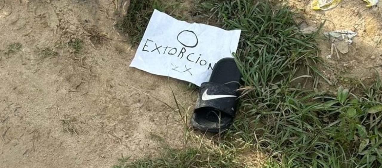 Cartel que le dejaron a la víctima en el lugar de los hechos. 