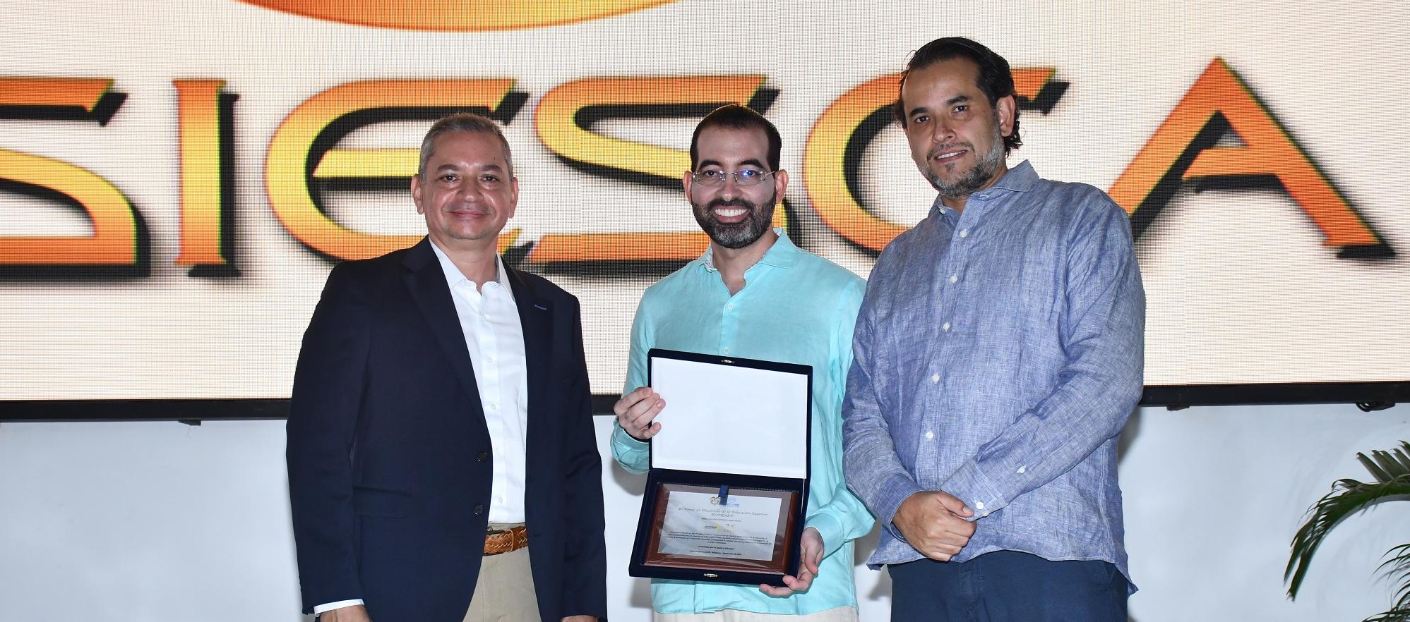 José Rafael Consuegra Machado, presidente de Asiesca en representación de Unisimón, recibió distinciones que varias IES afiliadas confirieron a la asociación. 