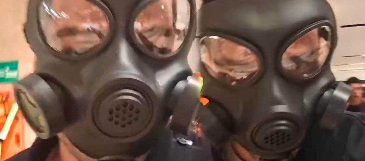 Falcao con su máscara sin ser reconocido.