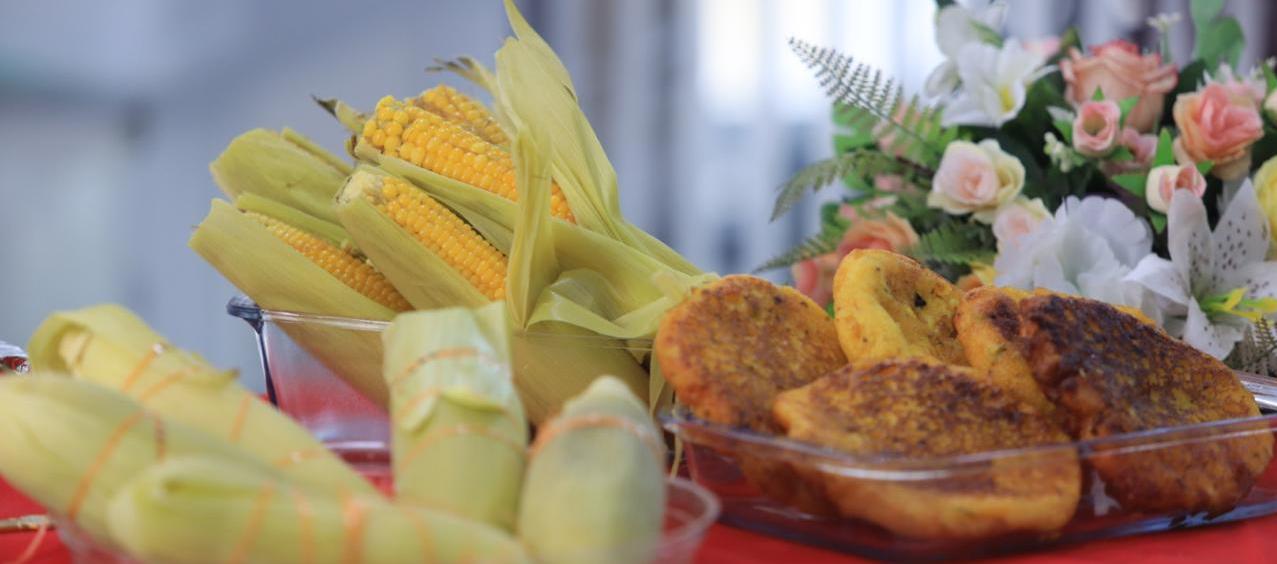 Bollo tradicional de maíz verde y arepa de maíz verde, dentro de la oferta gastronómica. 