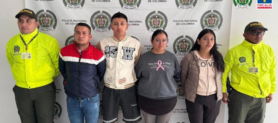 Los capturados junto a las autoridades.