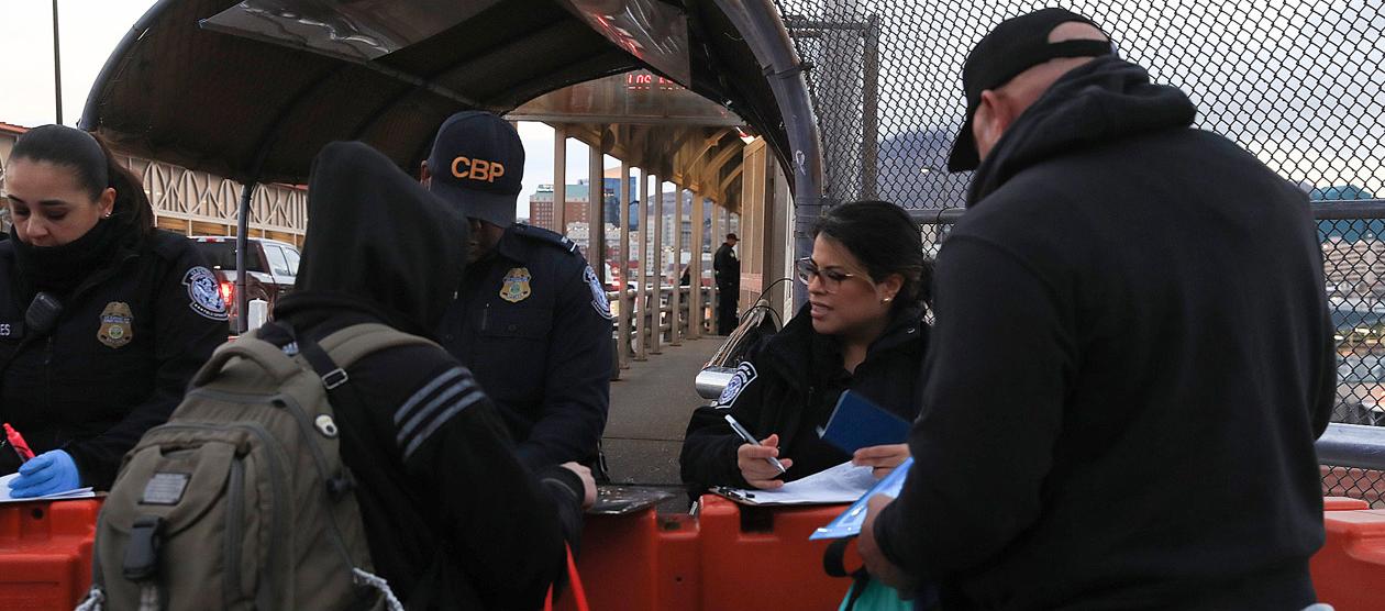 El paso de la frontera de México con Estados Unidos.