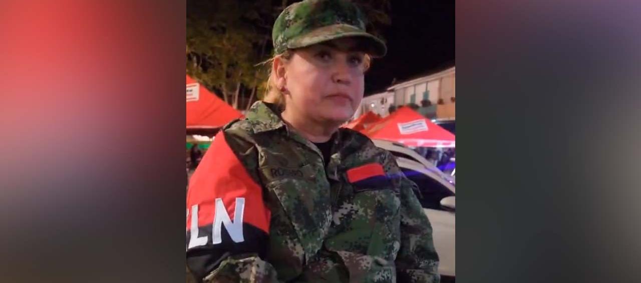 Funcionaria de la Fiscalía que decidió colocarse un disfraz de guerrillera del ELN. 