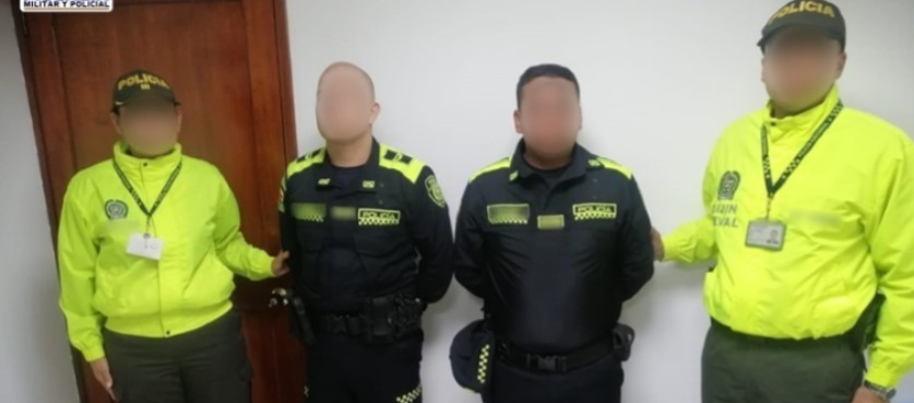 Autoridades junto a los capturados.