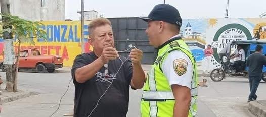 El periodista Leonardo Rivas Espinoza, de camiseta negra.