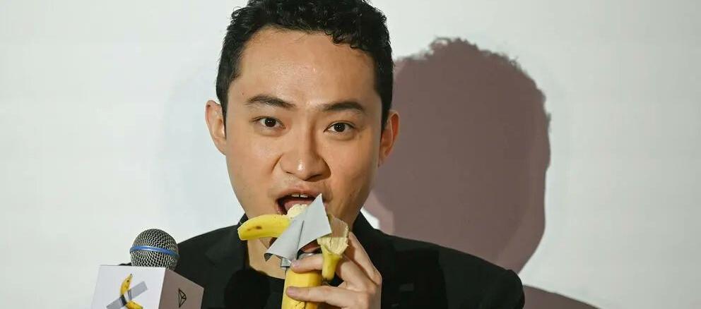 Justin Sun comiéndose "su obra de arte". 