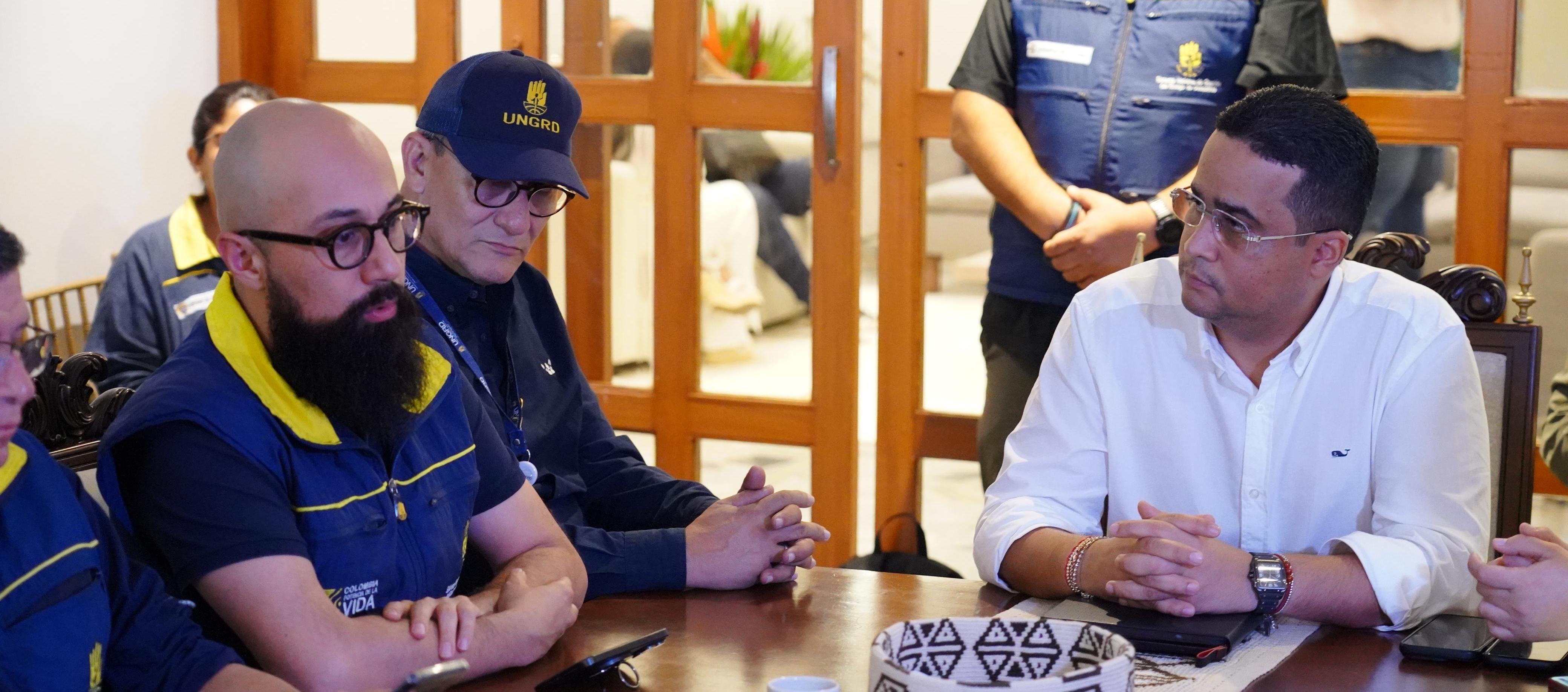 El director de la UNGRD, Carlos Carrillo, y el gobernador de La Guajira, Jairo Aguilar.